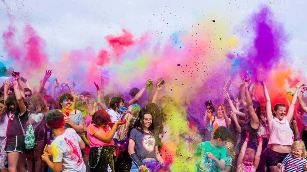 Heartwarming Holi Messages for Friends & Family With Loved Ones